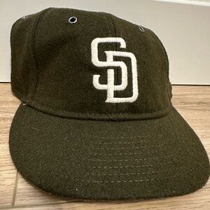 NEW ERA CAP
Wool 950 Retro Crown 9FIFTY OSFM Strapback